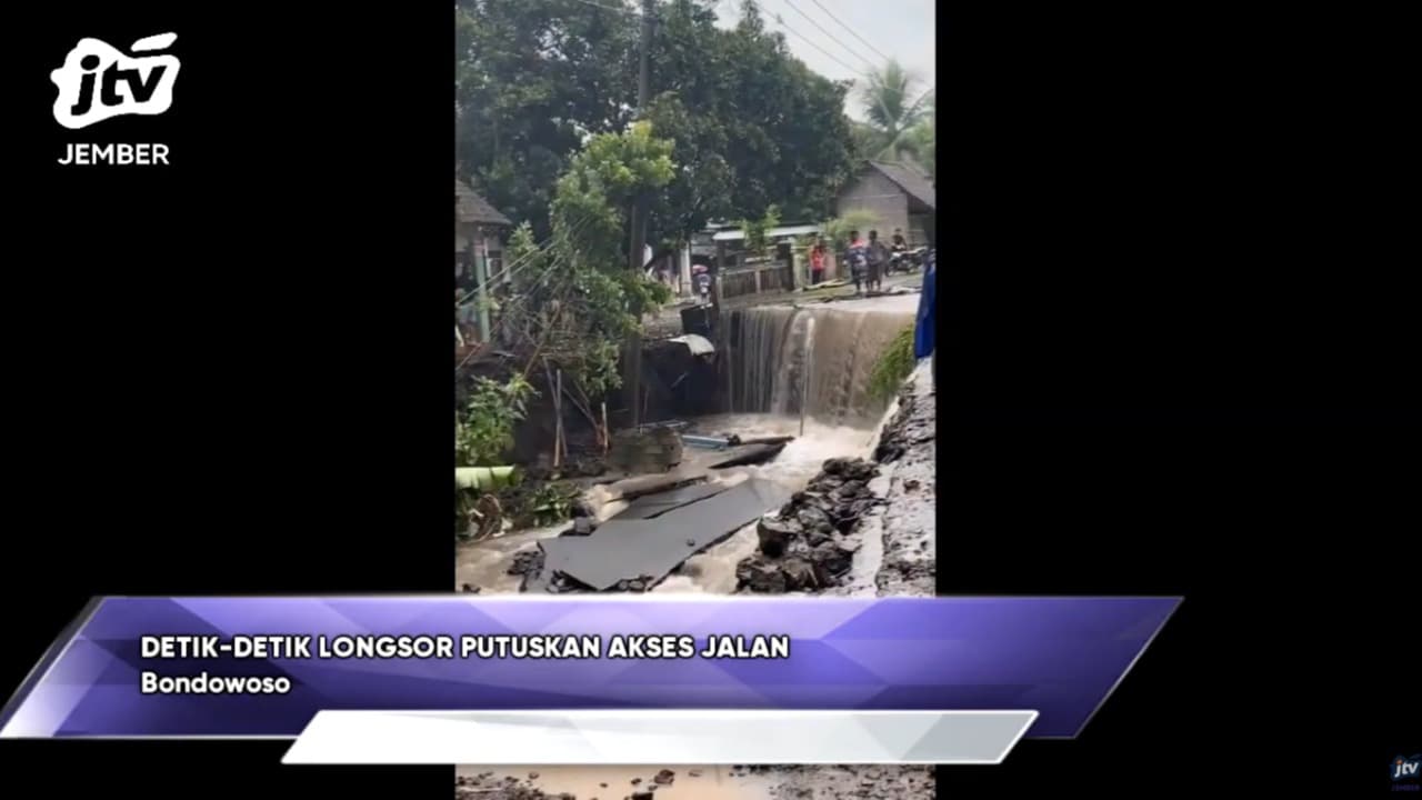 DETIK-DETIK LONGSOR PUTUSKAN AKSES JALAN