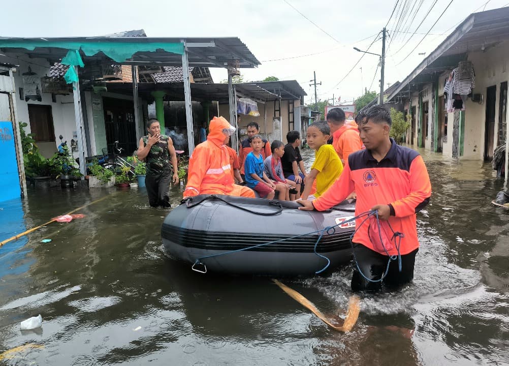 Banjir Terjang Mojokerto-Jombang, Tim BPBD Jatim Bantu Evakuasi Warga