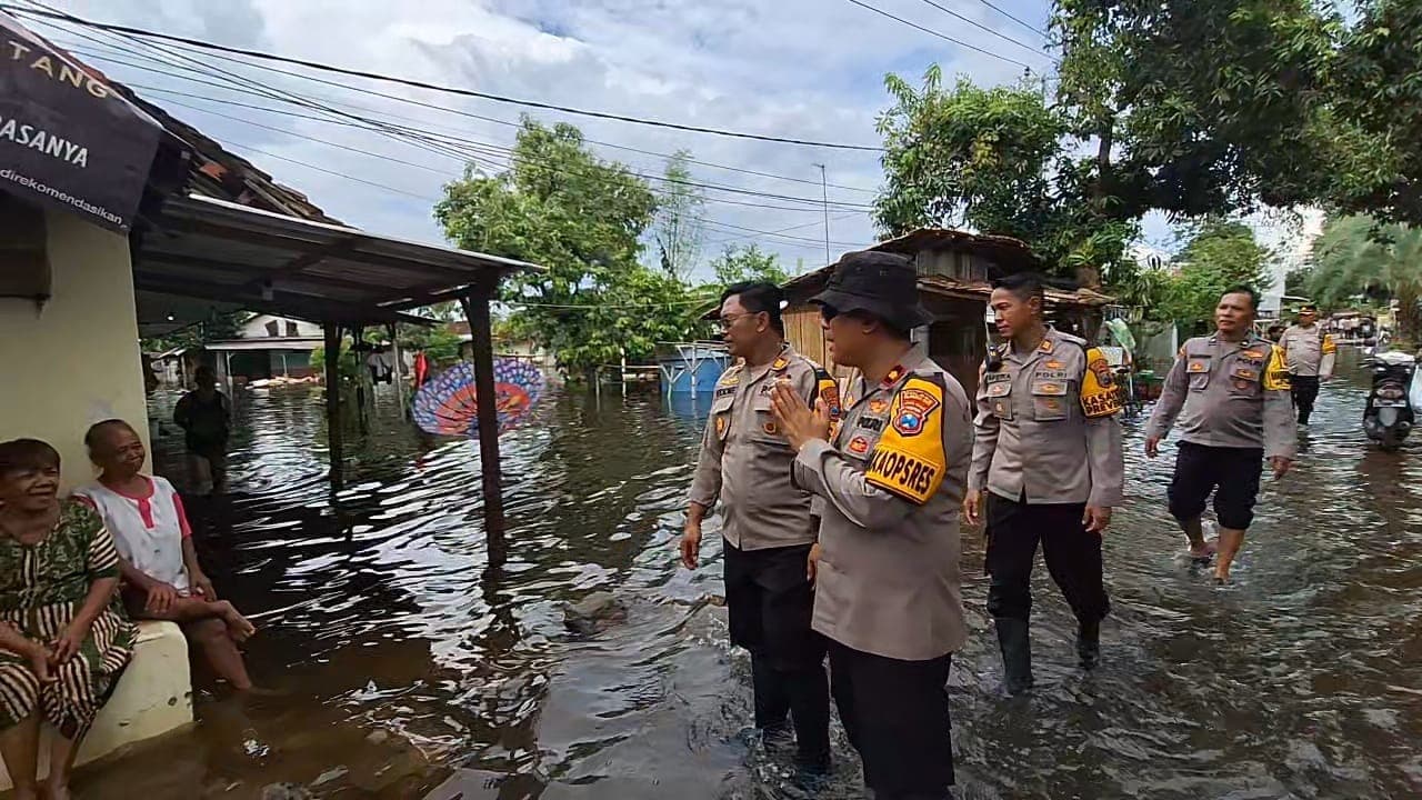 Polres Mojokerto Kota Bantu Warga Terdampak Banjir di Prajurit Kulon