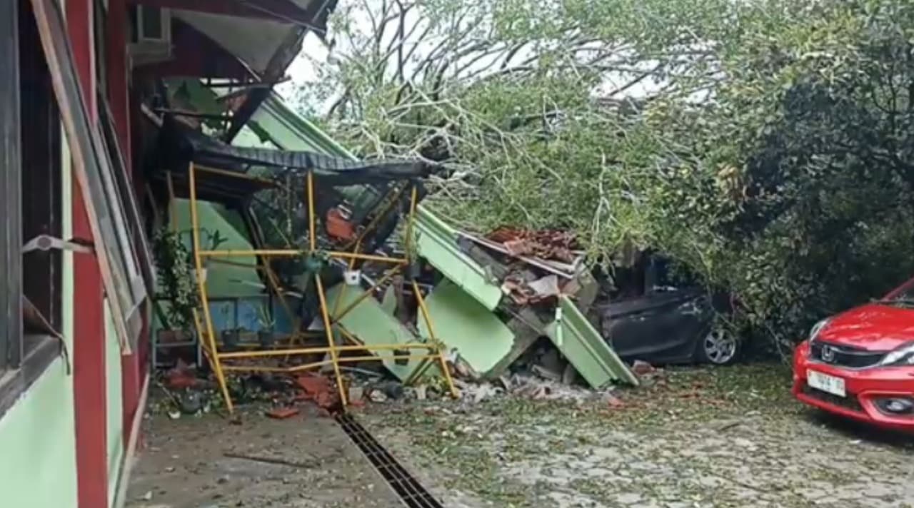 Pohon Beringin Tumbang, Timpa Sekolah dan Mobil Kepala Sekolah di Banyuwangi