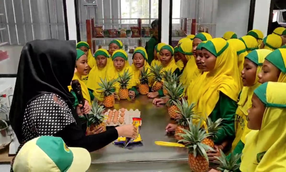 Edukasi Kuliner, Puluhan Pelajar di Kediri Ikuti Pelatihan Olahan Kue dari Buah Nanas