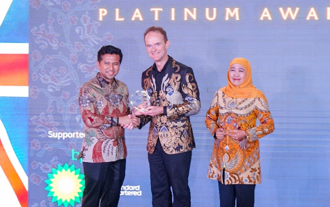 Menyala! Khofifah-Emil Terima Penghargaan ‘Platinum Award’ dari Dubes Inggris