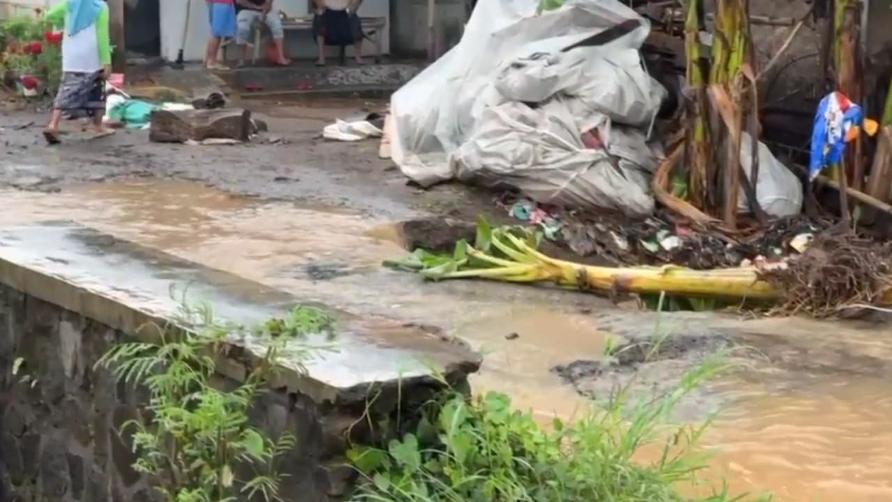 Jembatan Penghubung Antar Desa di Pasuruan Ambrol Usai Diterjang Banjir