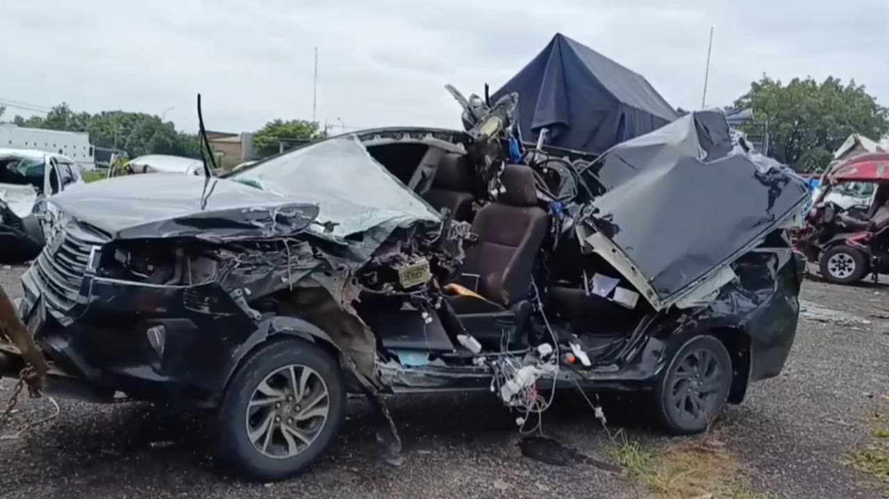 Kecelakaan Tragis di Tol Ngawi-Solo: Minibus Tabrak Truk, Satu Penumpang Tewas