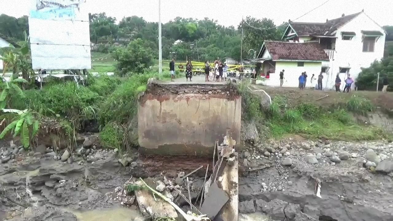 Jembatan Penghubung Jatim-Jateng Ambrol, Warga Harus Putar Arah 5 Km