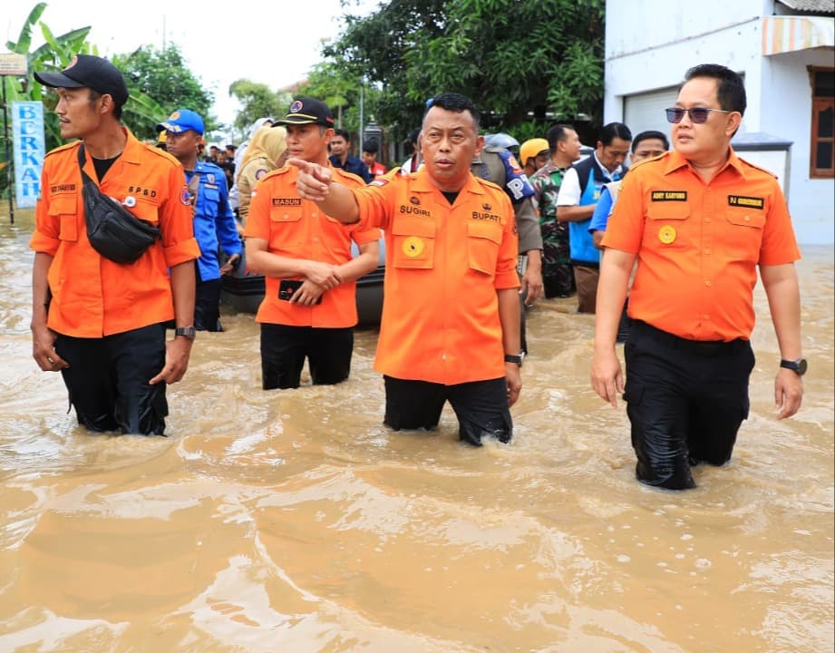 Tinjau Banjir Ponorogo, Pj Gubernur Adhy Fokus Evakuasi Warga