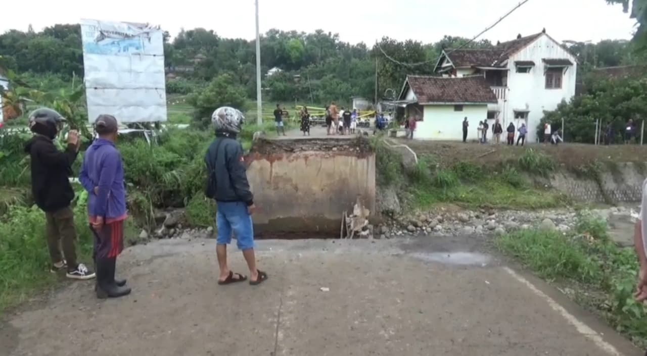 Jembatan Penghubung Jatim-Jateng Ambrol, Warga Terpaksa Putar Arah 5 KM