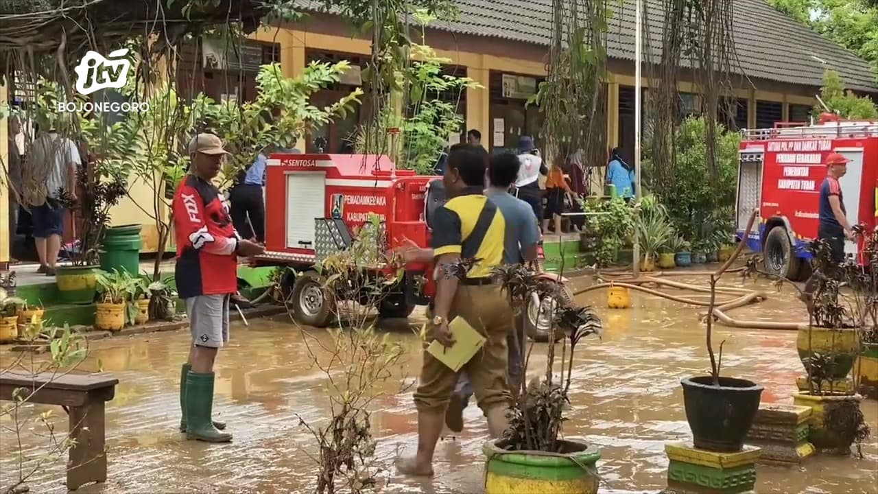 Tergenang Lumpur Banjir Bandang, SD di Tuban Terpaksa Diliburkan