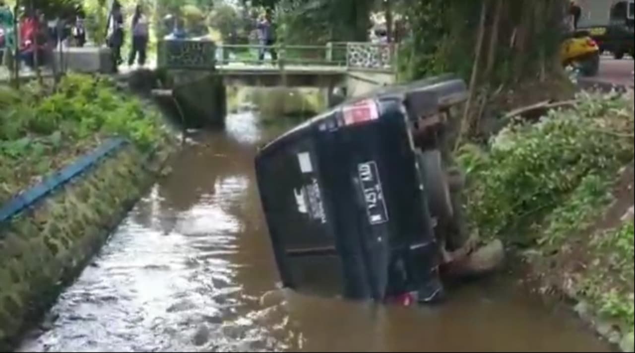 Hindari Pengendara Motor, Mobil di Malang Terperosok Masuk Sungai