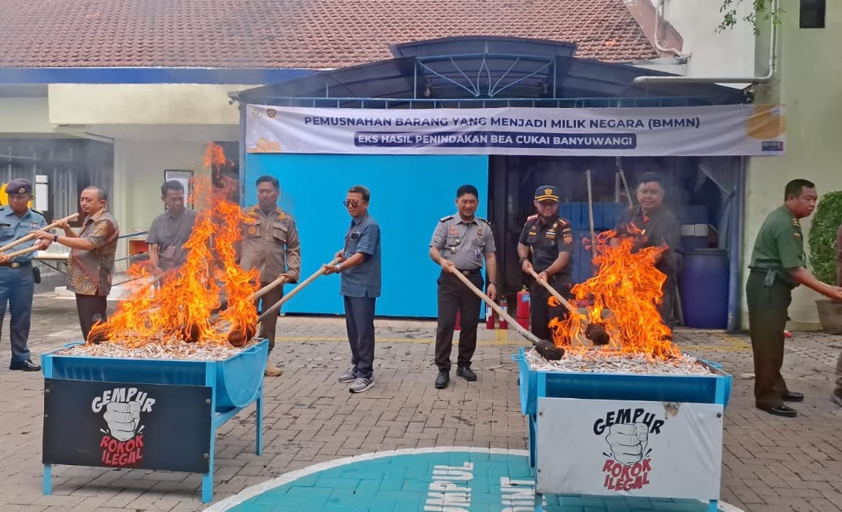 Beacukai Banyuwangi Musnahkan Rokok-Miras Ilegal Senilai Rp 1,5 Miliar