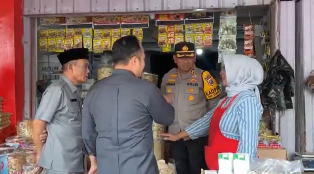 Jelang Nataru, Polres Blitar Kota Sidak Pasar Tradisional dan Modern