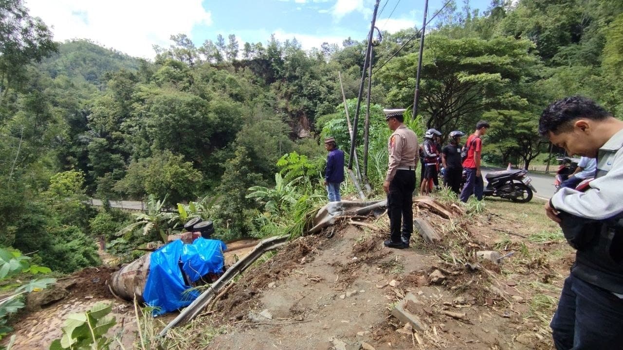 Rem Blong, Truk Mixer Terjun ke Jurang di Jalur Pacitan-Ponorogo