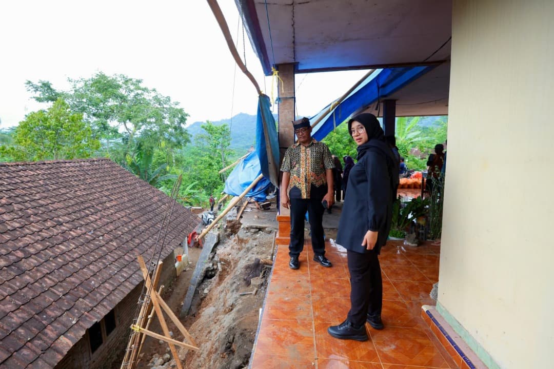 Bupati Ipuk Serahkan Bantuan Korban Bencana Tanah Longsor