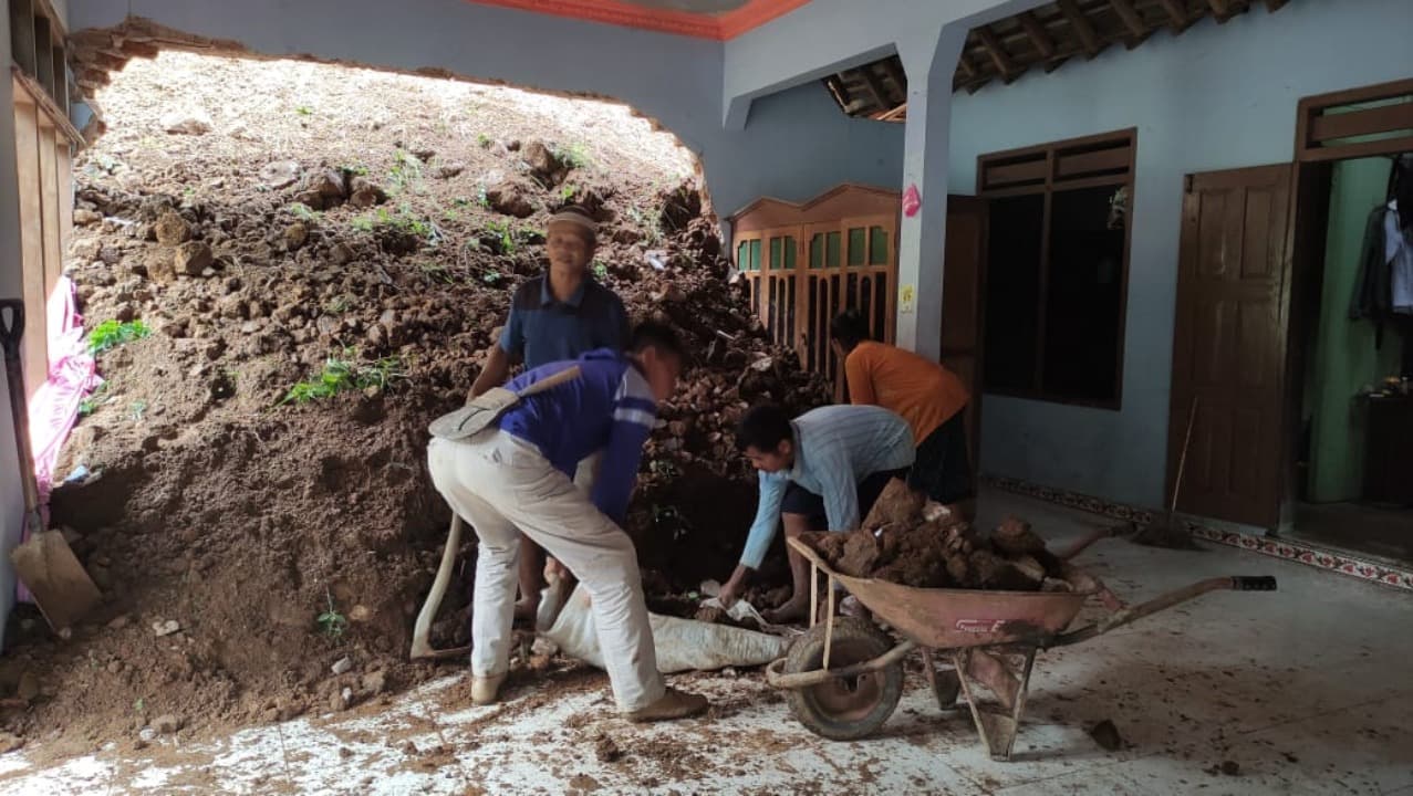 Hujan Deras Semalam, Rumah Pasutri di Pacitan Tertimpa Longsor