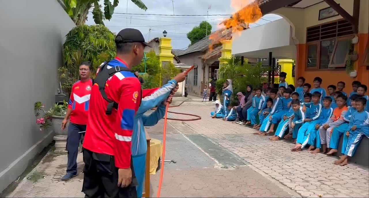 Bekali Mitigasi Kebakaran, Mahasiswa Kampus Mengajar Kenalkan Simulasi Pemadaman Api di SDN Sidomulyo 1 Tuban