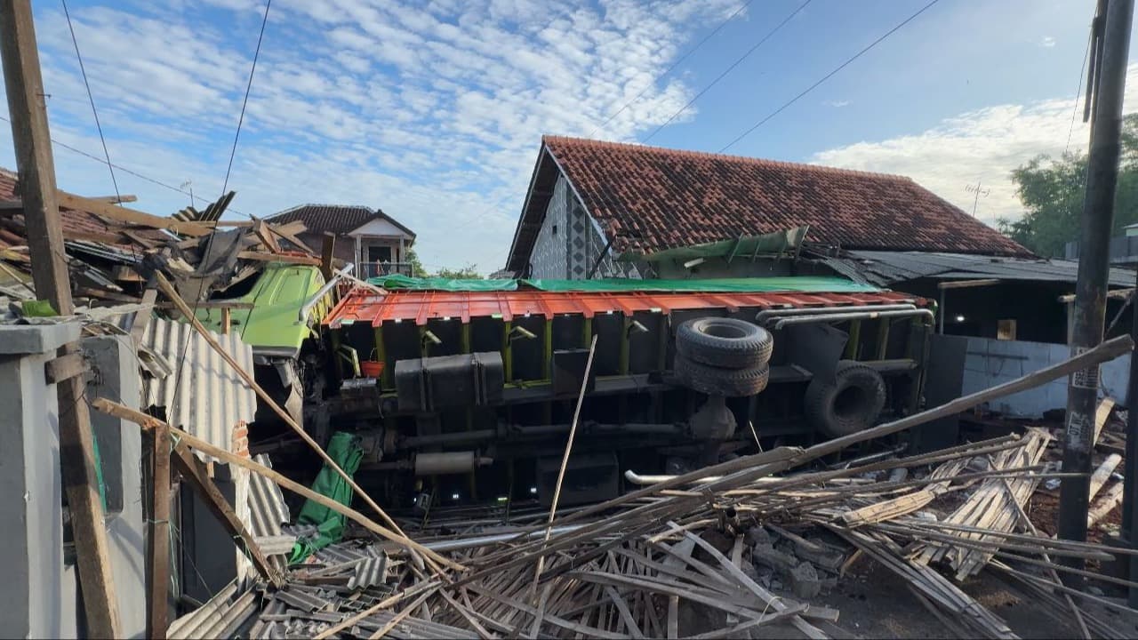 Sopir Ngantuk, Truk Fuso Muat Beras Tabrak Dua Rumah di Kraton Pasuruan