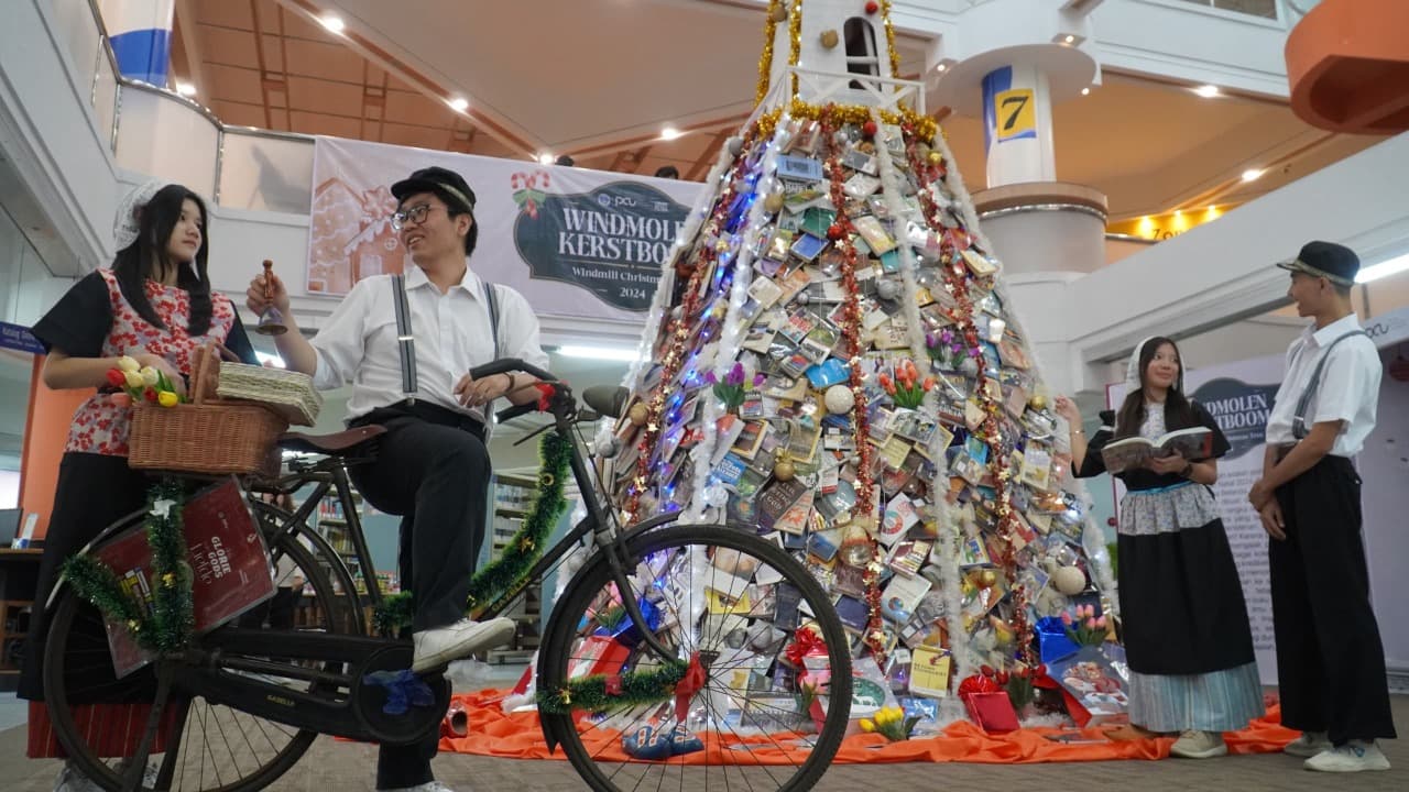 Sambut Natal, Kampus Petra Hadirkan Pohon Natal dari Buku dan VCD