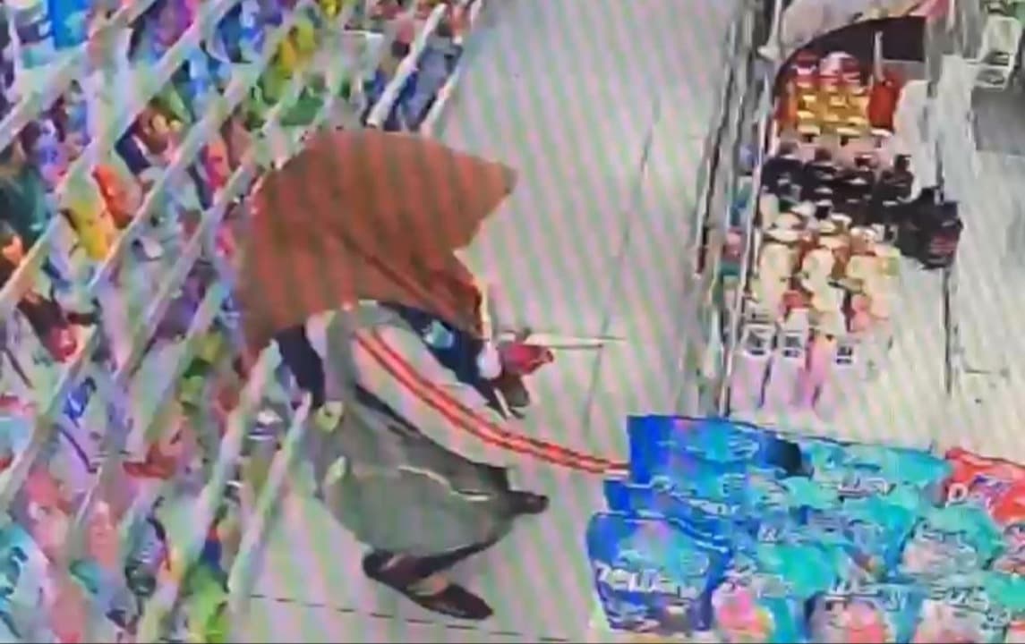 Pelajar SMP Terekam CCTV Diduga Mencuri Skincare di Minimarket Pacitan