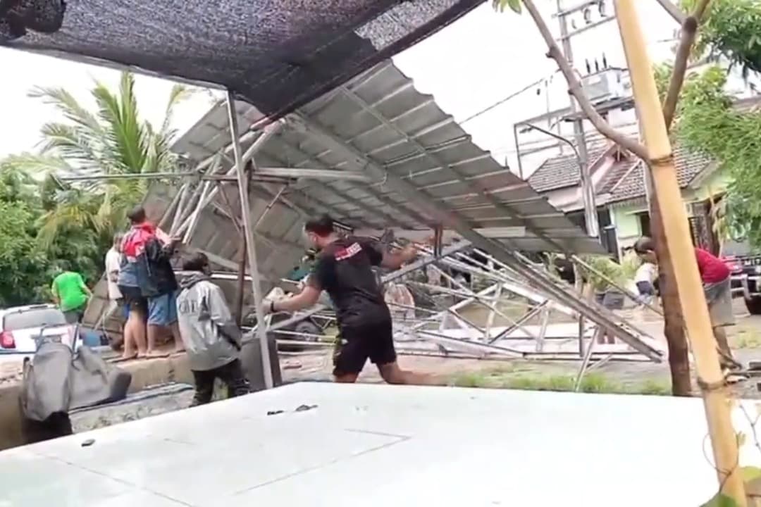 Angin Kencang Terjang Puluhan Rumah di Pasuruan