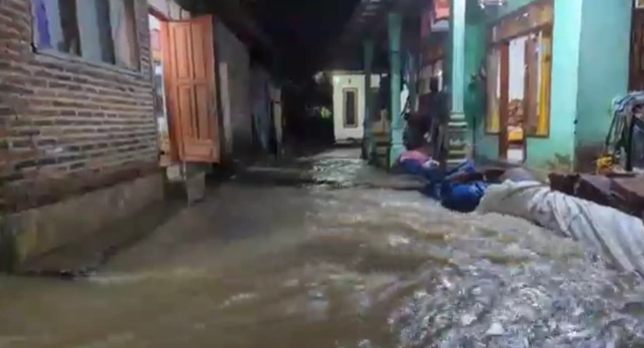 Hujan Deras Picu Banjir dan Longsor di Bondowoso, Puluhan Rumah Rusak