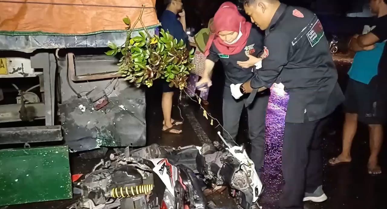 Pemotor Tewas Usai Tabrak Truk Gandeng yang Parkir di Tepi Jalan Ring Road Ngawi