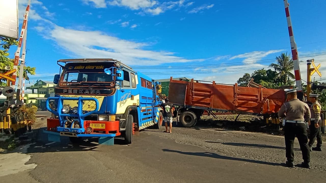 Penjaga Perlintasan Tidur, Truk Gandeng Tertabrak Kereta Api di Blitar