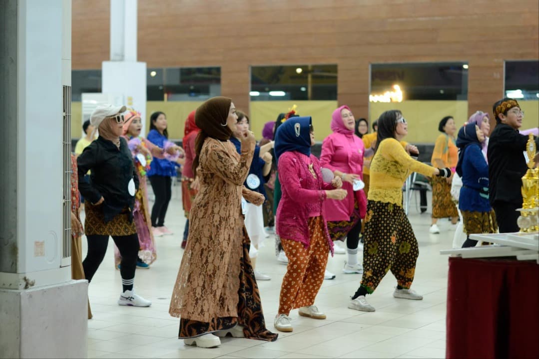 Ibu-ibu Berkebaya Ramaikan Zumba dan Aerobik di East Java Heritage Party