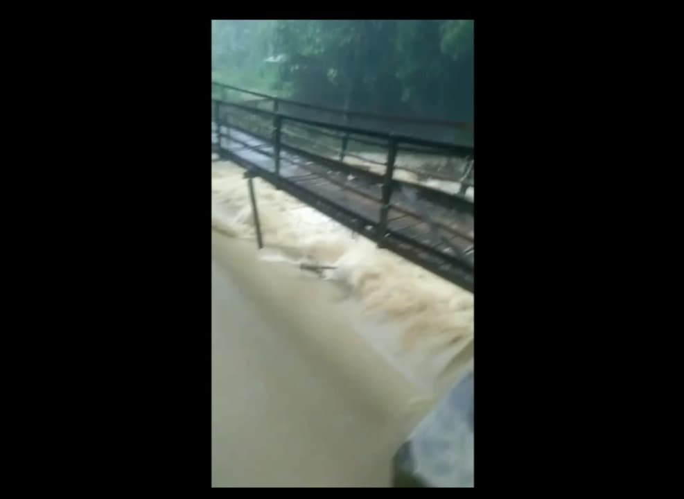 Jembatan Dupok Bangkalan Rusak, Warga Dilarang Melintas