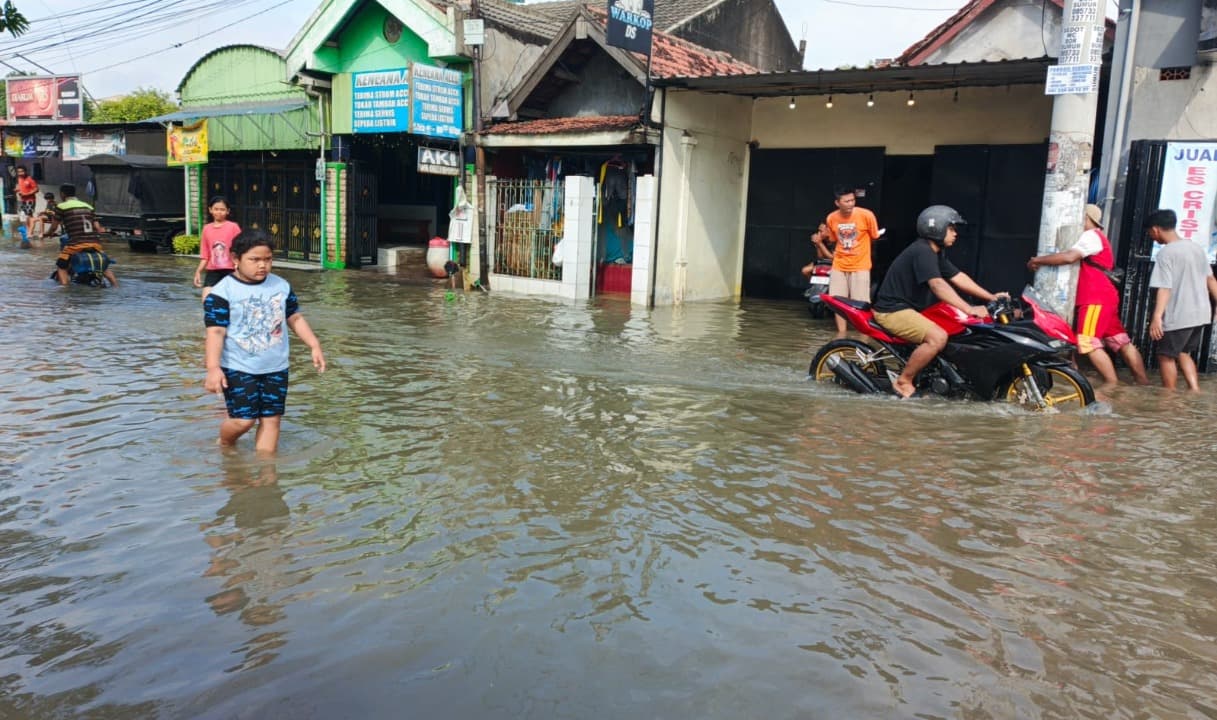 Banjir di Pepelegi Sidoarjo Belum Surut, Aktivitas Warga Terganggu