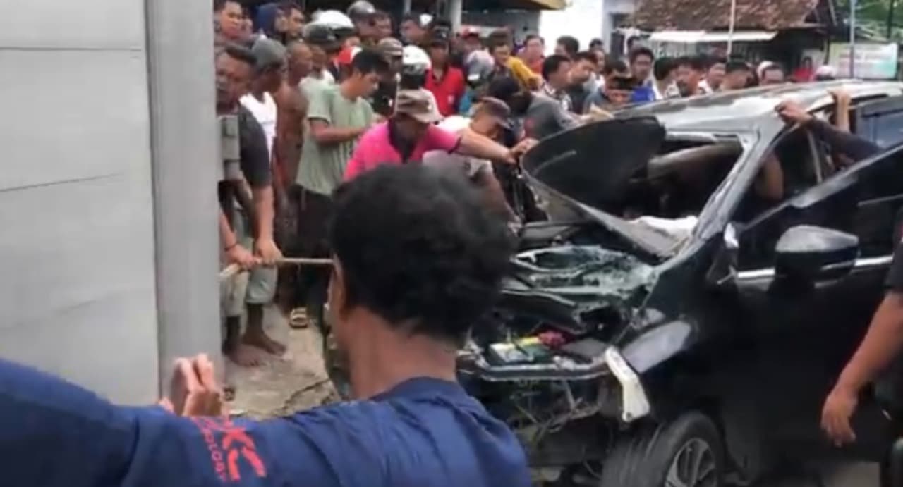 Diduga Sopir Mengantuk, Xpander Tabrak Truk di Jalur Ponorogo-Pacitan