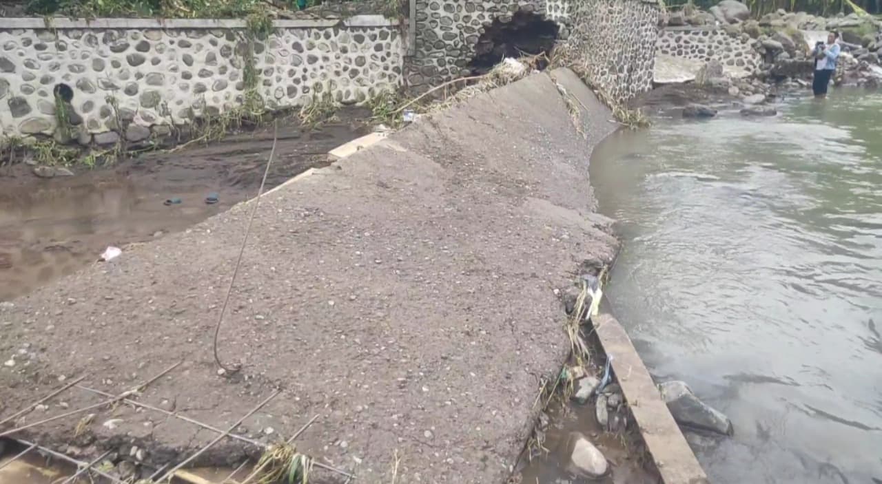 Banjir Bandang Putuskan Jembatan Utama di Situbondo, 500 Warga Terisolir