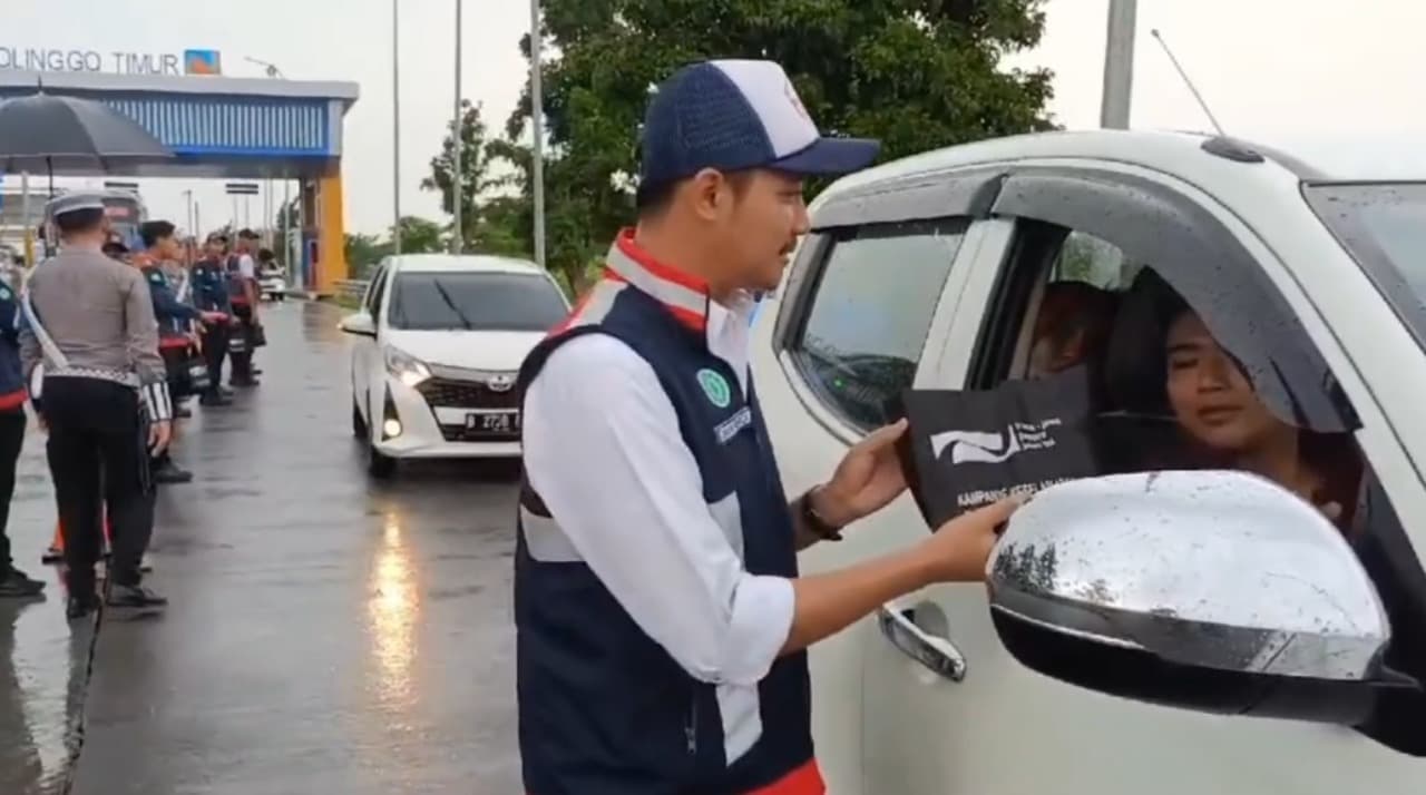 Petugas Tol Paspro Bagikan Kopi dan Susu Gratis, Tekan Kecelakaan Saat Libur Nataru