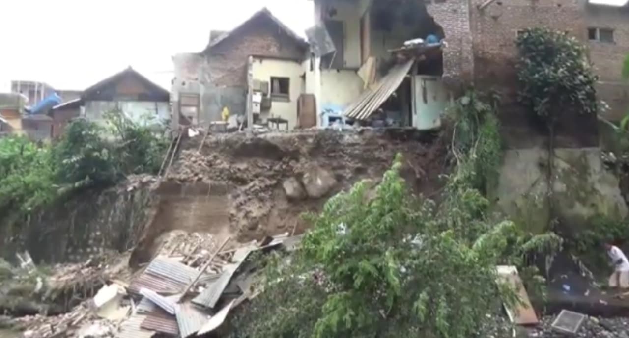 Tembok Rumah di Malang Longsor Akibat Tergerus Air Sungai Brantas