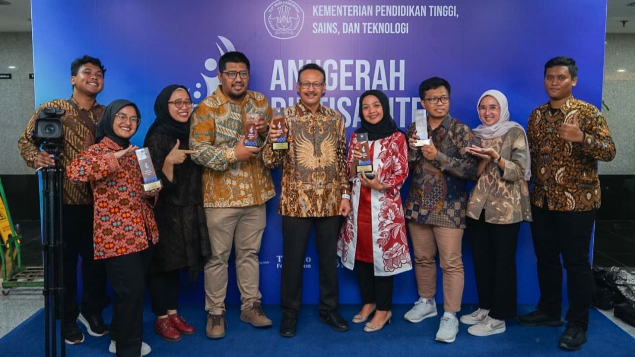 Konsisten Ukir Prestasi, Direktorat Humas UNESA Raih Medali Terbanyak dalam Anugerah Diktisaintek 2024