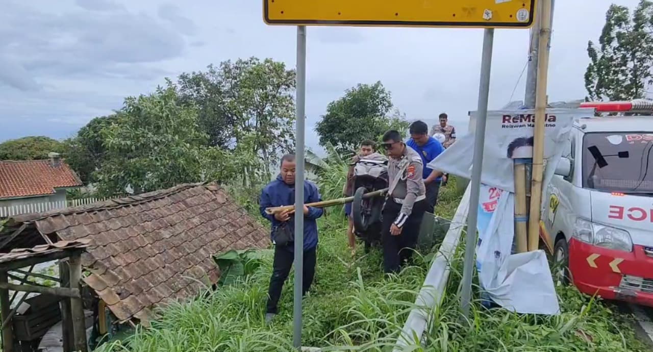 Rem Blong, Sepeda Motor Terjun ke Jurang Sedalam 6 Meter di Magetan