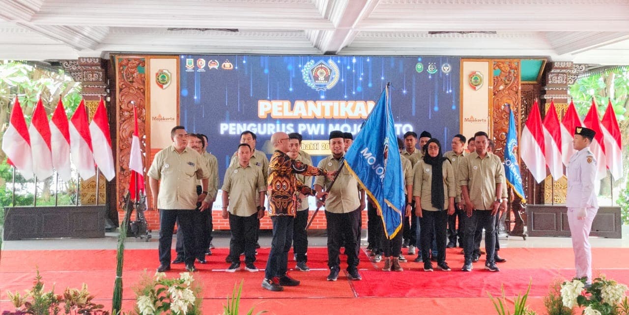 PWI Jatim Lantik Pengurus PWI Mojokerto Raya Periode 2024-2027