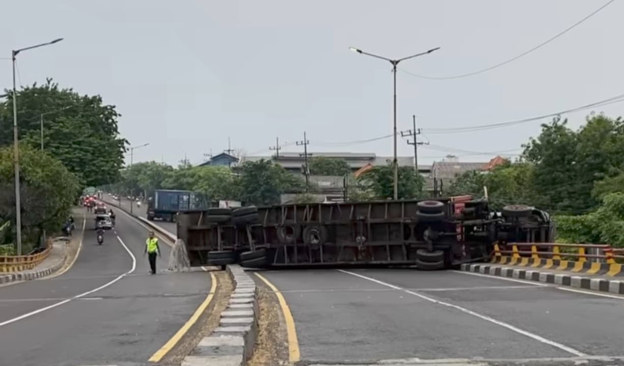 Truk Trailer Terguling di Trosobo Sidoarjo, Tutup Akses Mojokerto-Surabaya