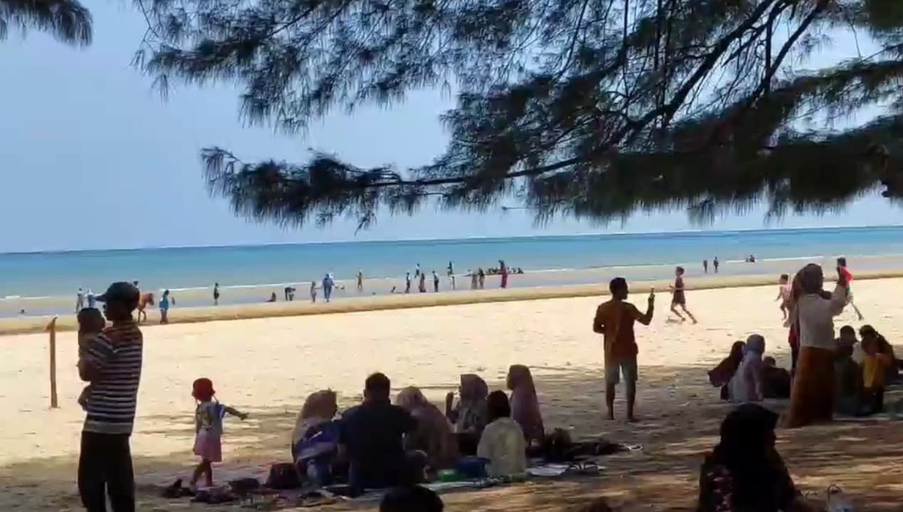 Pantai Lombang Jadi Favorit Liburan Keluarga di Akhir Tahun