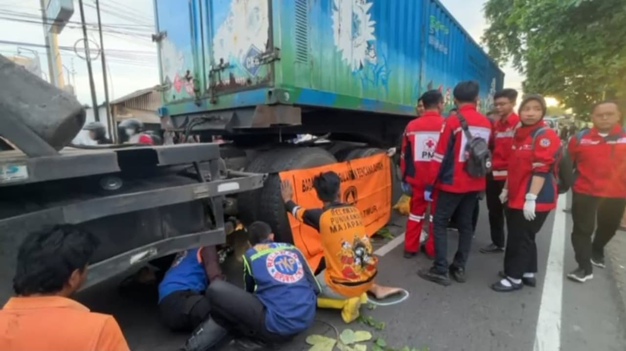 Diduga Mabuk, Pemotor Tewas Tabrak Truk Tronton di Mojokerto