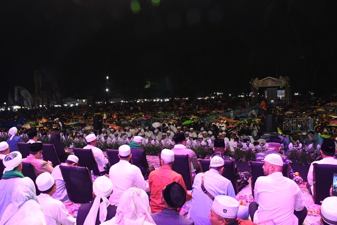 Sambut Tahun 2025, Habib Syech Bersama Ribuan Warga Banyuwangi, Gelar Sholawat