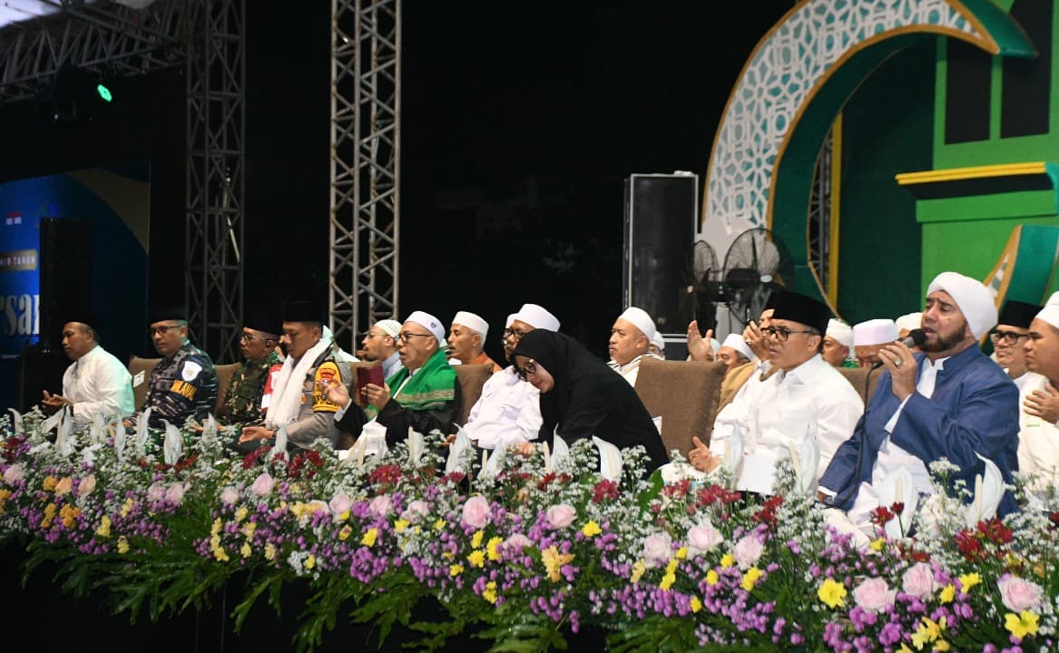 Sambut Tahun 2025, Ribuan Warga Banyuwangi Sholawat Bersama Habib Syech