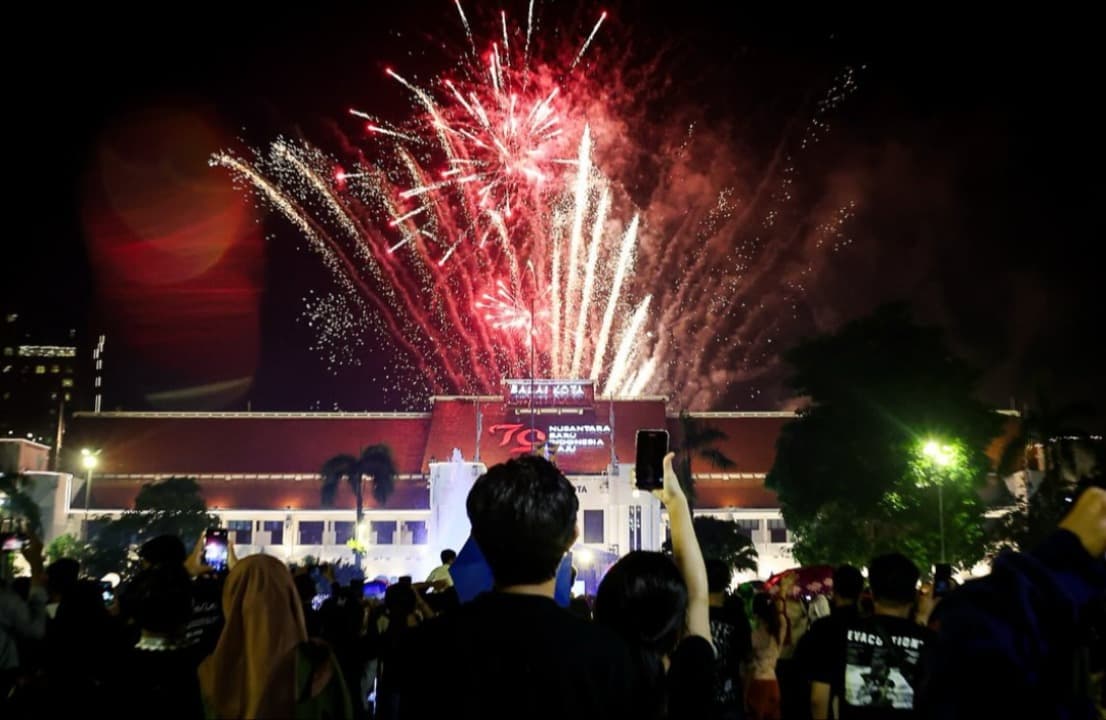 Kembang Api dan Laser Meriahkan Pergantian Tahun di Surabaya