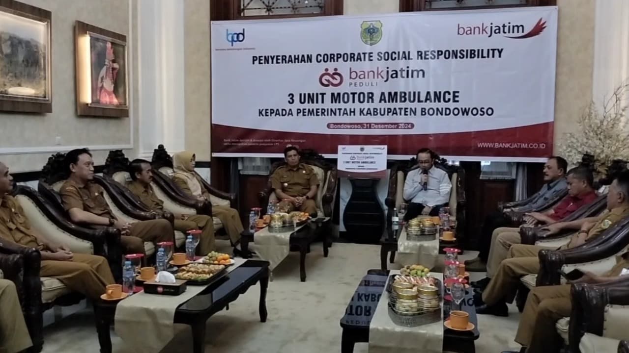 Bank Jatim Serahkan CSR Motor Ambulan Untuk Pemkab Bondowoso