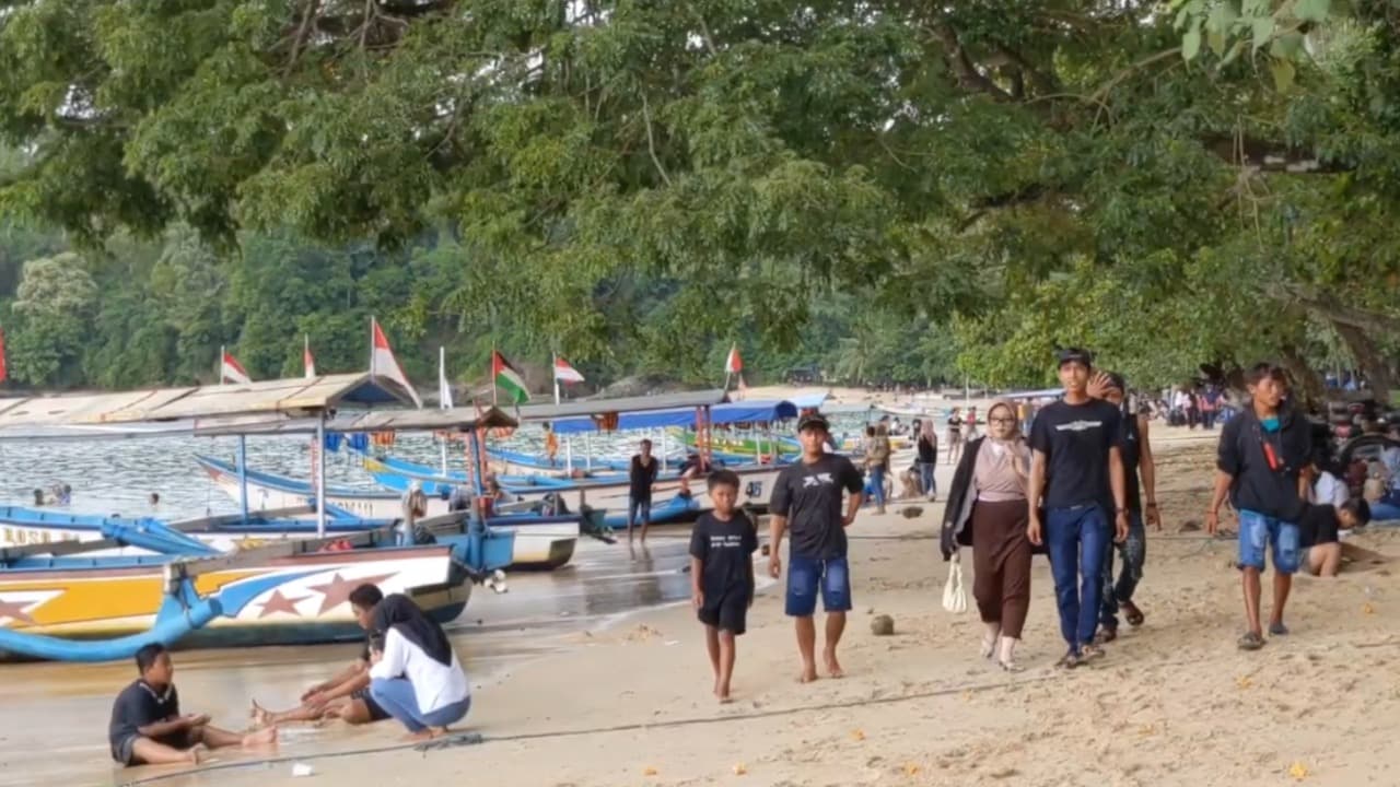 Jalur Ekstrem dan Cuaca Tak Halangi Ribuan Wisatawan Serbu Pantai Selatan Trenggalek