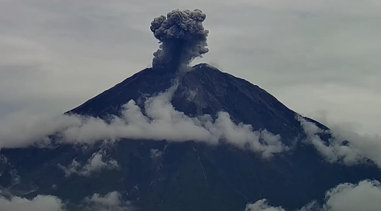 Gunung Semeru Kembali Erupsi, Kolom Abu Setinggi 1200 Meter Mengarah ke Utara