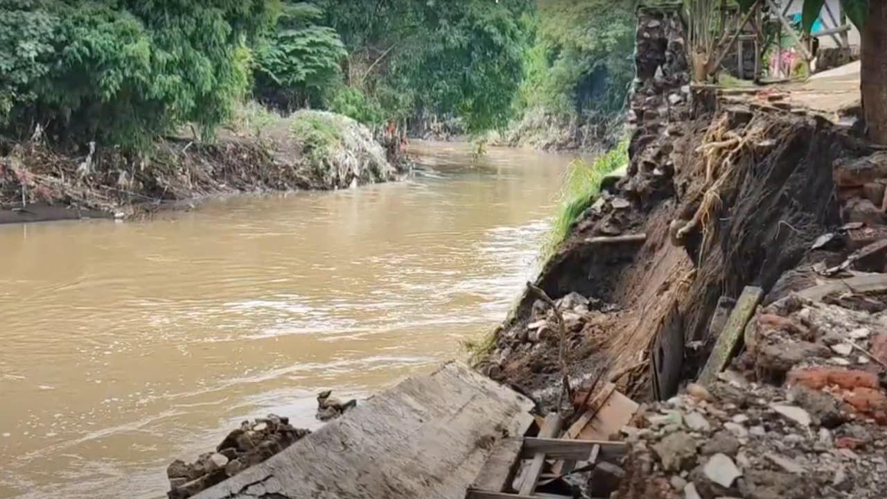 Plengsengan Sungai Welang di Pasuruan Ambrol, Warga Khawatir Terancam Banjir