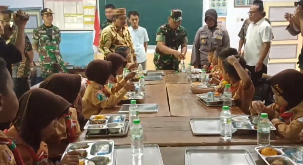 Siswa Sambut Antusias Program Makan Bergizi Gratis yang Diujicobakan di SDN Bangkalan