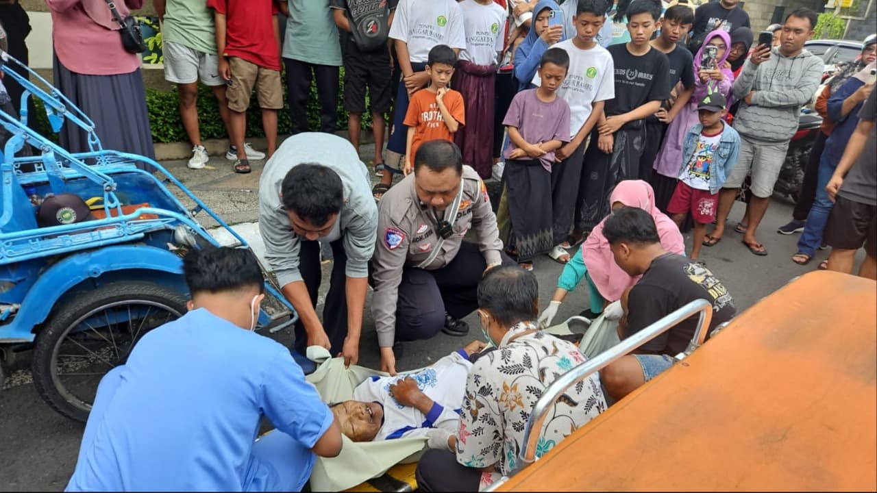 Tukang Becak di Lamongan Menunggu Penumpang hingga Tewas