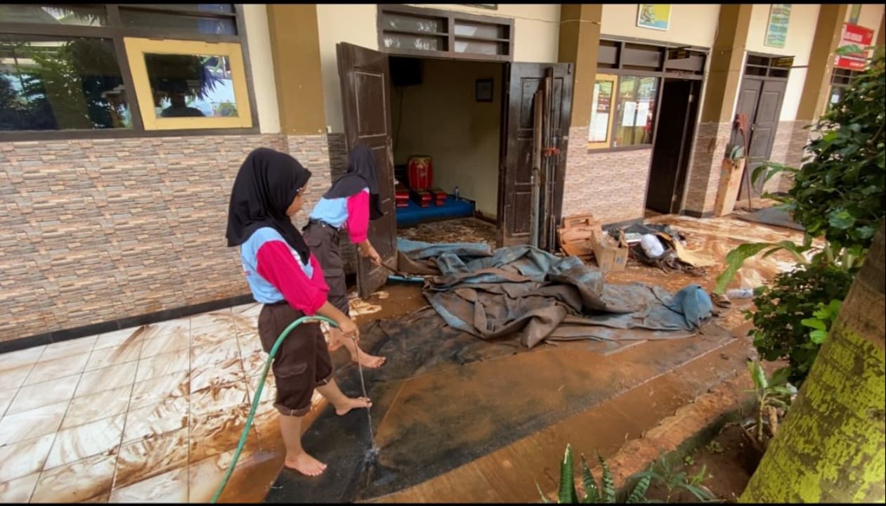 Terendam Lumpur Sisa Banjir Bandang, SMPN 1 Rengel Tuban Diliburkan