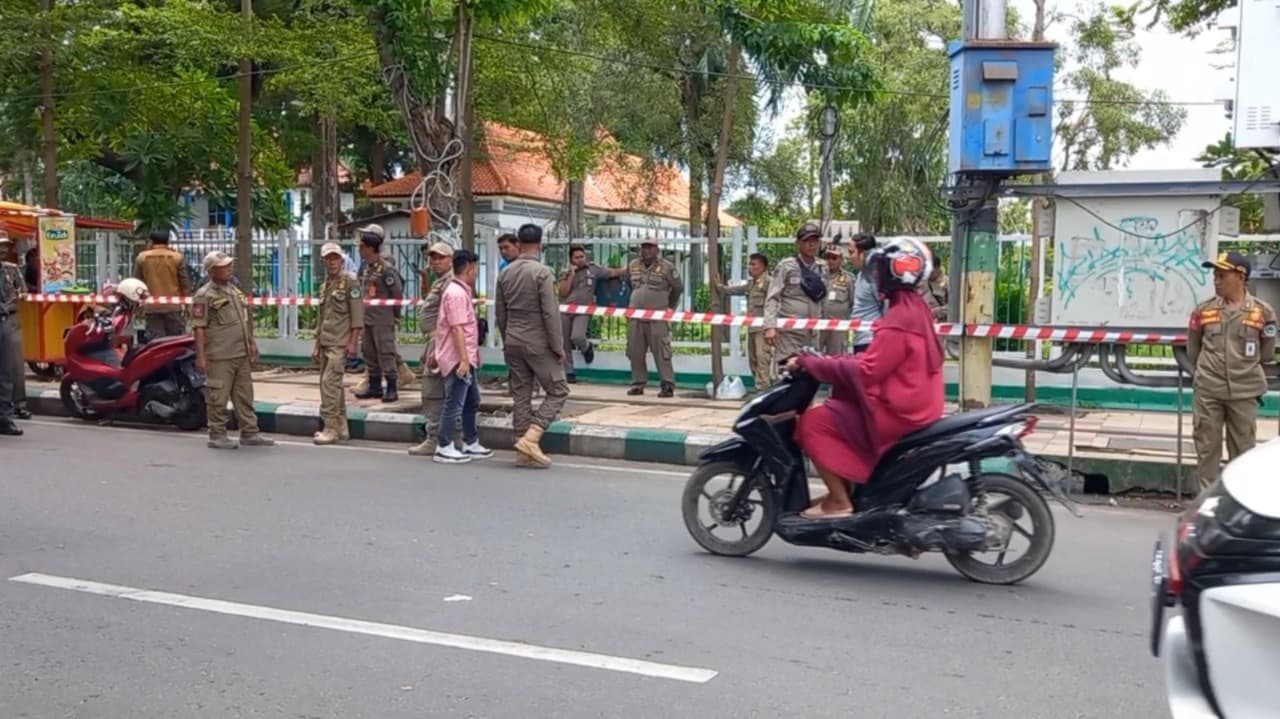 Sterilkan Arek Lancor dari PKL, Satpol PP Pasang Pol PP Line